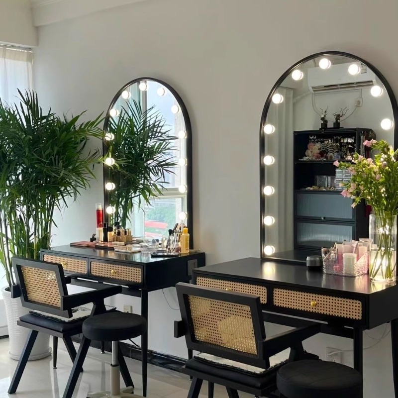 Beauty Makeup Bridal - โต๊ะเครื่องแป้งหวายสไตล์จีน พร้อมโคมไฟ สำหรับร้านเจ้าสาว ร้านเสริมสวย สตูดิโอแต่งหน้า ช่างแต่งหน้ามืออาชีพ